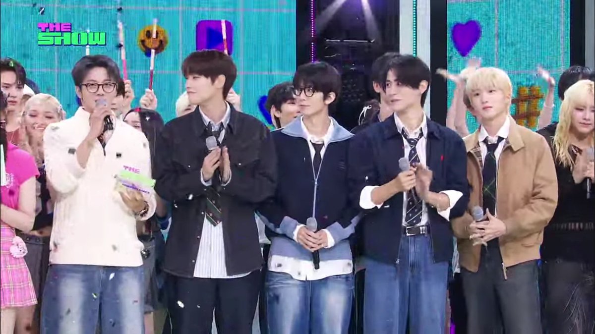 SF9 won 1st place on The Show today‼️ 

🎉 Congratulations 🎉 

#SF96thWin #SF9 #에스에프나인 #FANTASY #Dont_Worry_Be_Happy