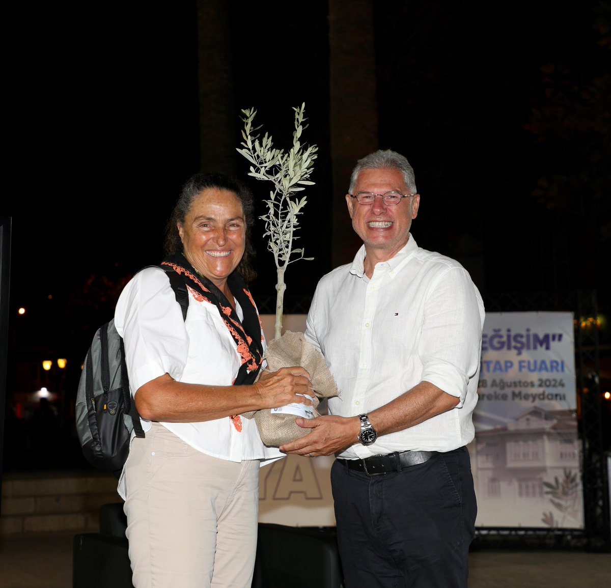 Mütareke Meydanı’nda gerçekleşen fuarımızın dördüncü gününde, Mudanya’nın kültürel değerleri ile matematiğin bilinmeyen yanlarıyla tanıştık.

Kültürün ve bilimin buluştuğu Mudanya Kitap Fuarı’nda buluşalım. 

#MudanyaKitapFuarı #Değişim #Kültür #Matematik #BetülTanbay #Mudanya