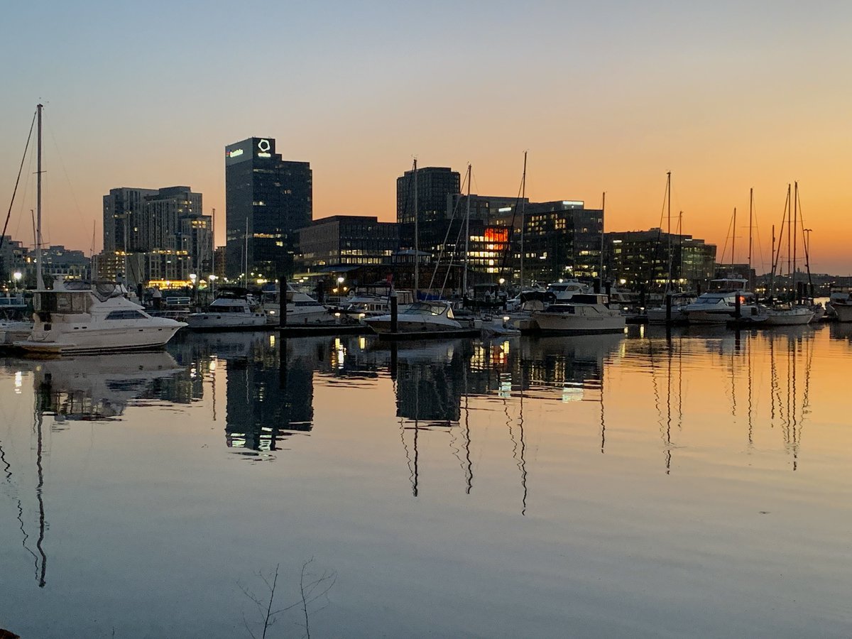 erick_ferris's tweet photo. A little tropical this morning! #Baltimore #Sunrise #MDwx #Hazy #CaseOfTheMuggies 🛥️🌴🍹 https://t.co/SlfndJsS6U