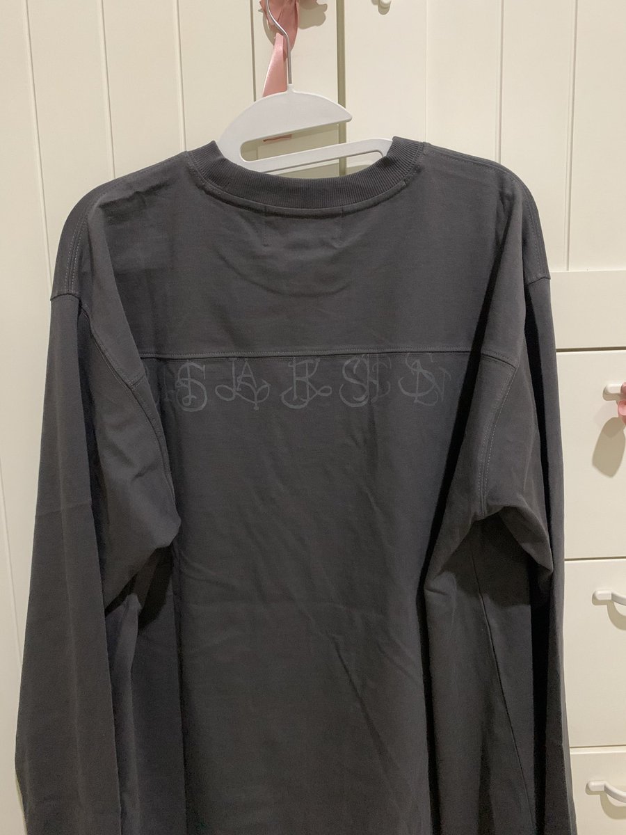 Humi24937418's tweet photo. WTS ENHYPEN pop up store jakarta merch Long Sleeve T-Shirt grey size M 

trusted ✅
📍Jakarta
Dm nego price

#ENHYPEN #wts #jakarta #FATEPLUS_IN_JAKARTA https://t.co/kopeJogjXr