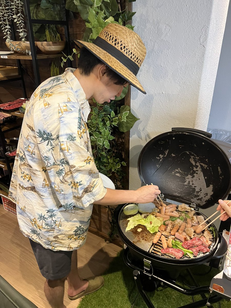 skillfreakdx's tweet photo. イベントマラソン🏃2日目
【NotionFreak BBQ🍖】
屋内BBQ! #NotionFreak のみんなでワイワイ楽しめて夢の様な最高の空間でした！

サプライズのお祝いも頂きました、、！
いつもみんなからたくさん頂いてるのに
幸せ過ぎて感謝が追いつきません....
本当に有難うございました！！

（4枚目はみんなのお肉の焼き加減を管理する山田さん@kanri_no_yamada です🙇‍♂️)