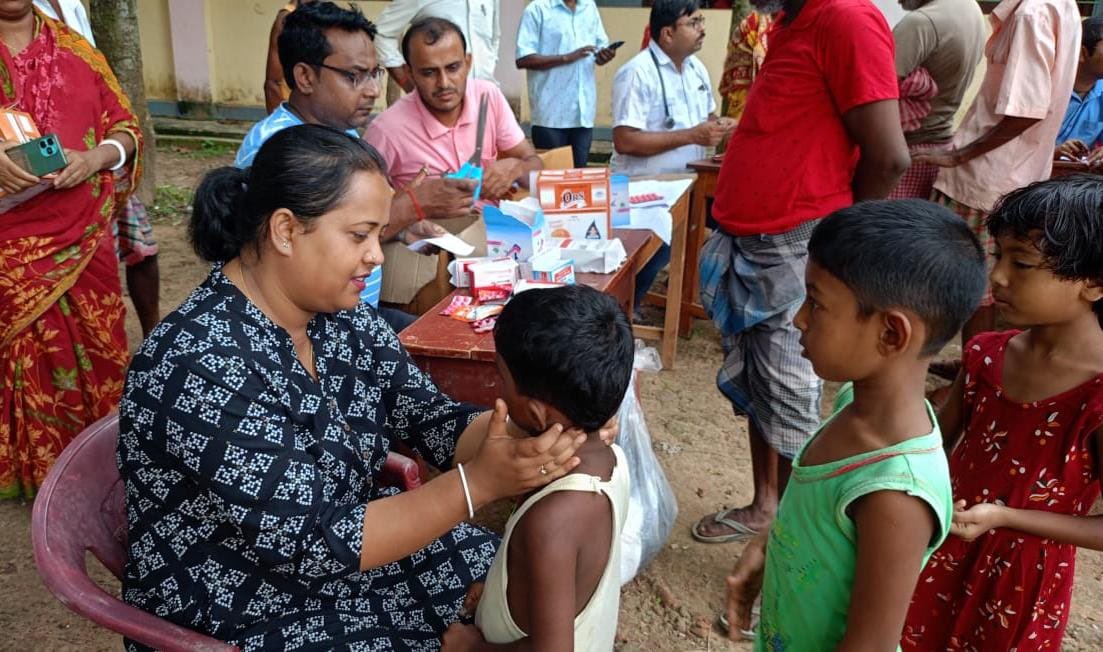 DrManikSaha2's tweet photo. Amidst pandemic, natural calamities &amp; adversities, our medical staff remain steadfast in their dedication to serve. 

Reaching remote areas with courage &amp; resilience, their tireless efforts to deliver medical care are truly inspiring. 

Grateful for their commitment to humanity. https://t.co/RiaLT9jSPF