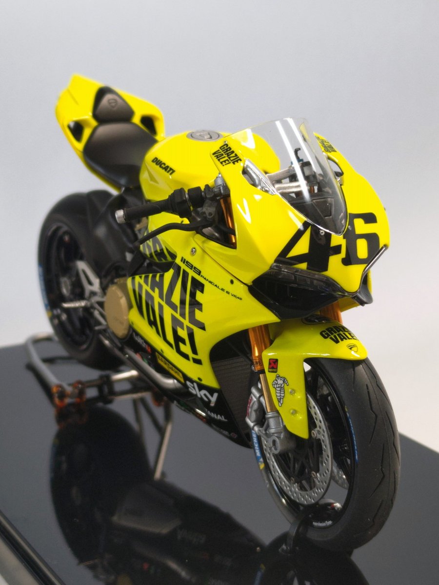 タミヤ 1/12 パニガーレS GRAZIE VALE! レプリカ 完成品 タミヤ1/12 ドゥカティ 1199パニガーレS（トリコローレ） 