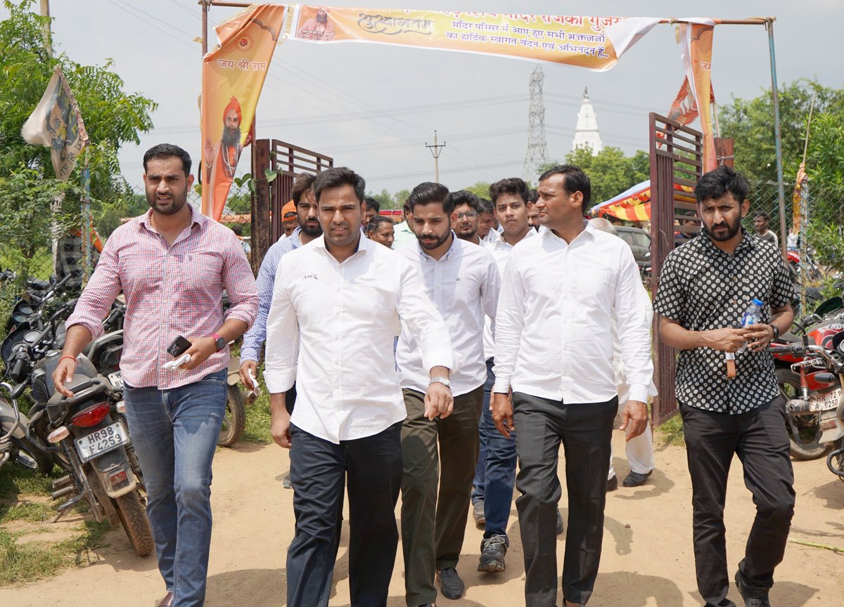 देव आदिदेव महादेव हमेशा से किसान कमेरा वर्ग के आराध्य रहे हैं। गाँवों की संस्कृति के अहम पक्ष हैं हमारे भोले बाबा।

अपनी संस्कृति को जानने-समझने और अपने बड़े-बुजुर्गों का आशीर्वाद लेने के लिए आज सोहना-तावडू विधान सभा के दमदमा गाँव के शिव मंदिर में उपस्थित रहा। 🙏