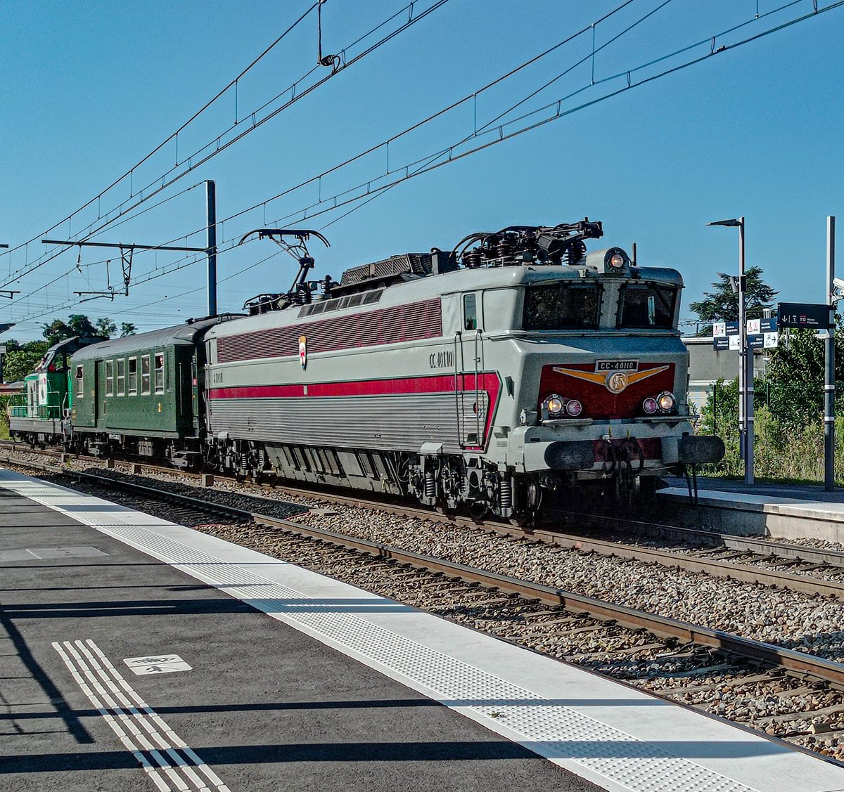 SimonBarth62993's tweet photo. La CC 40110 du @mfpn_trains de passage a la halte de Massy Europe, lors de son tour de rodage. https://t.co/k5oSKNgJtz
