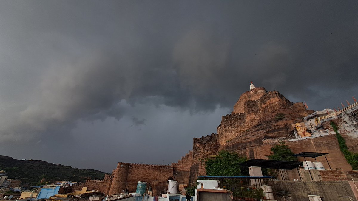 pradhyu78651514's tweet photo. Massive shelf clouds in Jodhpur right now,very very itense rain is going on with loud thundering⛈️

#shelfclouds #PAKvBAN #HeavyRain #Floods #depression
@SkymetWeather @IMDJaipur @shubhamtorres09 @Cloudmetweather @WEATHER_RJ13_31 @navdeepdahiya55 @indiametsky 
 @ThunderWildWx https://t.co/vhnbOjDZSl