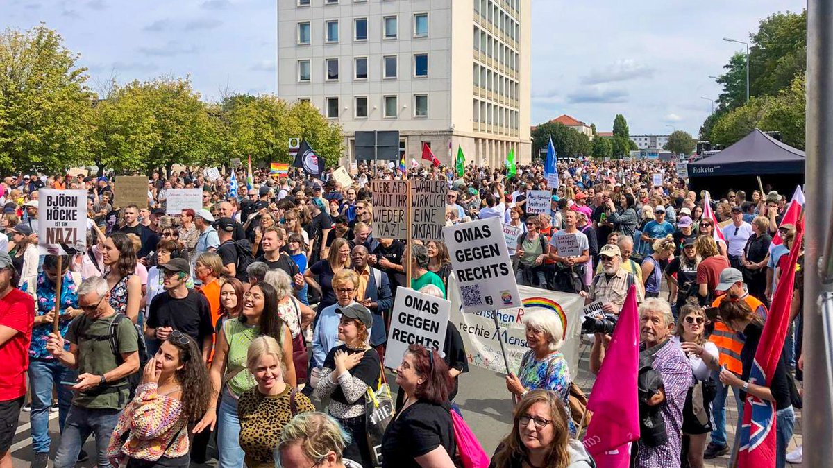 Ein Anblick, der Björn Höcke nicht gefällt: Oh, wie schön ist Thüringen!

Gemeinsam gegen den Faschisten Höcke und seine rechtsextreme AfD gehen heute, eine Woche vor der Landtagswahl, Tausende Menschen in #Erfurt auf die Straße. Danke! ❤️