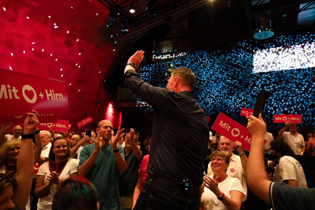 AndiBabler's tweet photo. Aufbruchstimmung gestern in Graz! Danke euch allen. Gemeinsam haben wir die Kraft, Dinge zum Positiven zu verändern. Machen wir Österreich zu einem Land, in dem Menschen keine Bittsteller sind - weil sie Rechte haben, die auch durchgekämpft werden. Gehen wir diesen Weg gemeinsam. https://t.co/KxuKzVG0pF