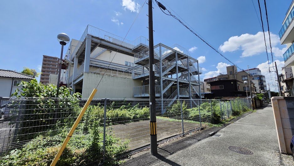石丸電気立川ビッグワンの後ろ側。面のガラス張りは後にエディオンとして統合されるデオデオ統一デザインに似ており、壁面は2000年代のラオックス ...