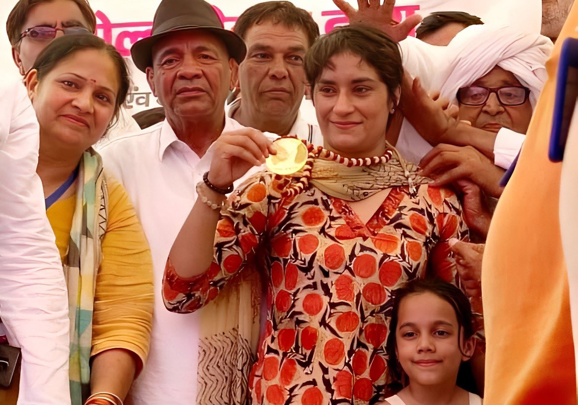 Politicx2029's tweet photo. BIG BREAKING🚨

The people of Haryana honored wrestler Vinesh Phogat with a gold medal on her  30th birthday.

Burnol moment for RW Ecosystem 😂🔥

Sanghis are finding difficult to cope with⚡️ https://t.co/OL9BfpxzfH