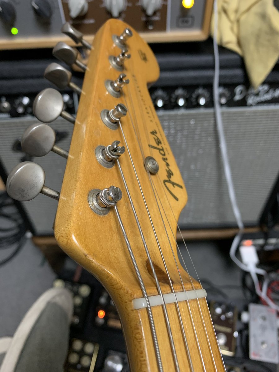 jc893jpn's tweet photo. 1954 Fender Stratocaster
54ストラトの特徴は色々あるけれどこれはあまり知られていないかも
ナットからヘッドにかけてのアールが通常のストラトよりもキツい
多分これは音に大分影響していると思う
#fender #stratocaster #1954 #54st https://t.co/VqfheLDyJf