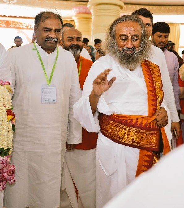 manijgd's tweet photo. With #Gurudev @SriSri Ji @BangaloreAshram https://t.co/QVhGcb115t