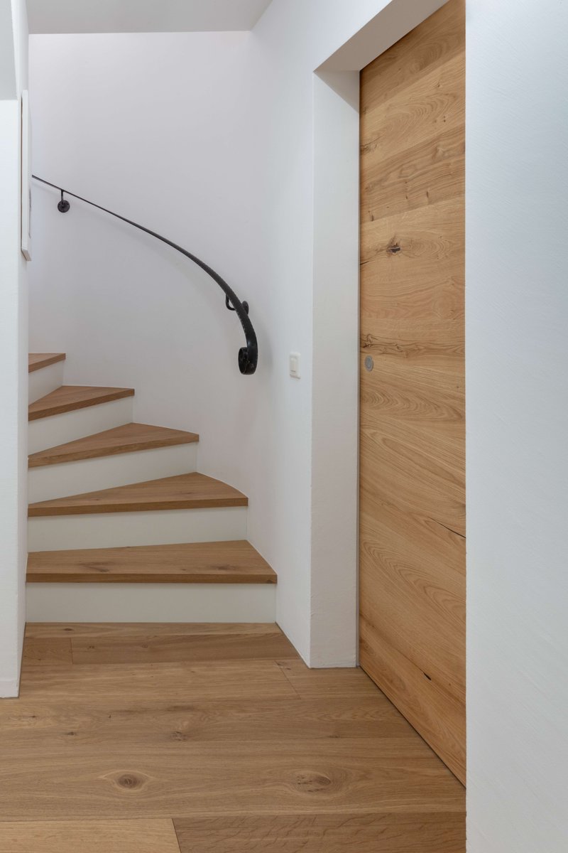 Das Exklusive: Eine Parkett-Manufaktur kann voll und ganz auf Ihre Inneneinrichtung angepasst werden. Die Oberfläche wird nach Ihren Wünschen bearbeitet und bemustert. Länge und Breite der Parkettdielen sind wählbar. Eine einzigartige Parkettfläche entsteht!
#kaeppeli #parkett