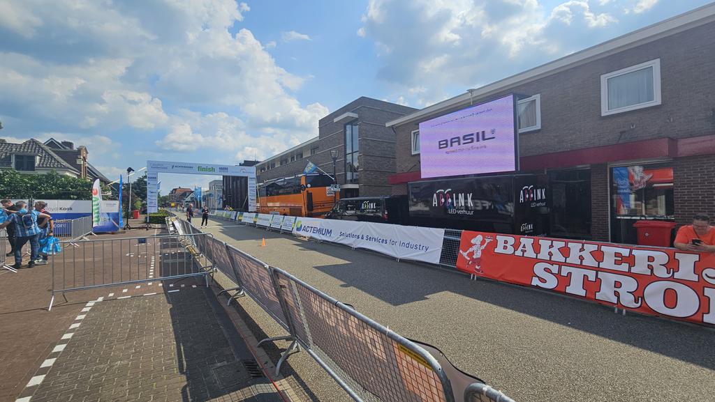 AddinkMedia's tweet image. Drukke weken met verhuur van LED en LCD  displays achter de rug. Vandaag staat 1 van onze mobiele LED displays in #Neede bij (wieler) Ronde van de Achterhoek. 
Ook een LED scherm huren voor jouw evenement? Check addink-media.nl/led-verhuur/