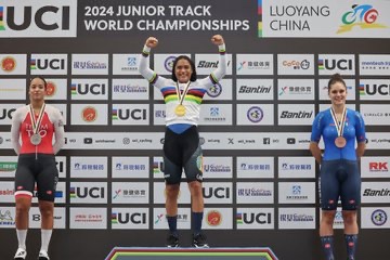 PROFE_RESTREPO's tweet photo. Stefany Cuadrado un “hat trick” histórico para la categoría. Hoy repite oro en #Luoyang2024, China. La pistera colombiana venció en velocidad, contra reloj 500 metros y Keirin,de la que ya era monarca junior en Cali.
Un talento a prueba de fuego. En varones,2 cuartos puestos https://t.co/zJkwdmOzNX