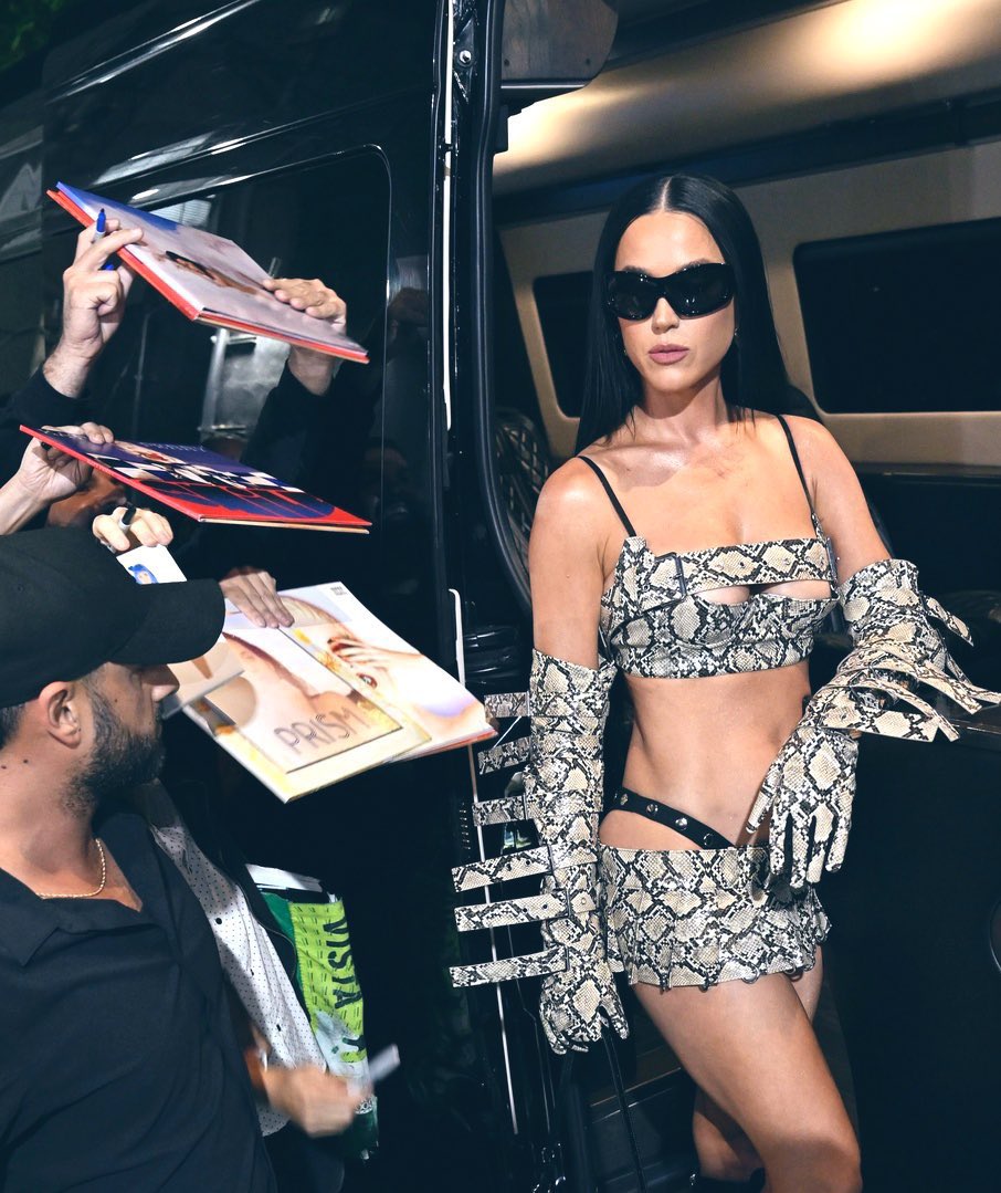 AlexVHudson's tweet photo. SHE’S AN ICON
SHE’S A LEGEND
AND SHE’S THE MOMENT https://t.co/3dbugmFkWt