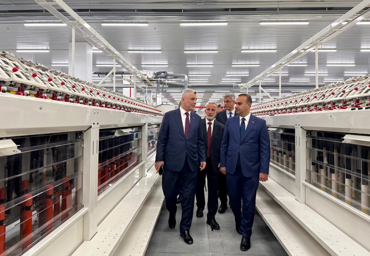 omerbolatTR's tweet photo. Cumhurbaşkanımız Sayın Recep Tayyip Erdoğan’ın (@RTErdogan) bugün açılışını gerçekleştirdiği Kiler İplik Fabrikası’nı, Sanayi ve Teknoloji Bakanımız Sayın Mehmet Fatih Kacır (@mfatihkacir) ve Sağlık Bakanımız Sayın Prof. Dr. Kemal Memişoğlu (@drmemisoglu) ile birlikte ziyaret etme ve inceleme fırsatı bulduk. 

Bu önemli yatırımın, ülkemizin tekstil sektörüne katacağı değeri ve bölge ekonomisine sağlayacağı katkıları yerinde gözlemledik. 

İleri teknoloji ile donatılmış bu fabrikanın, hem üretim kapasitemizi artıracağına hem de istihdama önemli katkılar sağlayacağına olan inancımız tamdır.