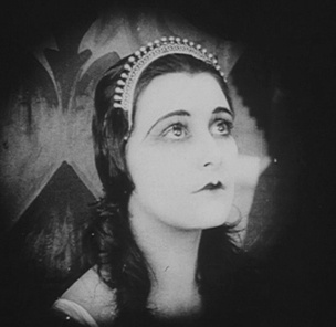 On this day in 1887, German actress Lil Dagover was born! She was one of the most popular and recognized film actresses in the Weimar Republic, starring in films such as Das Cabinet des Dr. Caligari (1920) and  Der müde Tod (1921). She continued to act during the Nazi period.