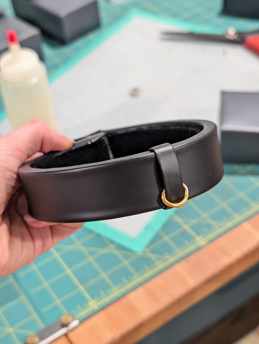 sew_angry's tweet photo. The collar is finished, except the bell. Barge glued some Ultrapreme spandex to EVA, with a little extra fabric at one end for the snap closure. Decided to line it with velvet since it'll be on my neck https://t.co/afORTnirjw