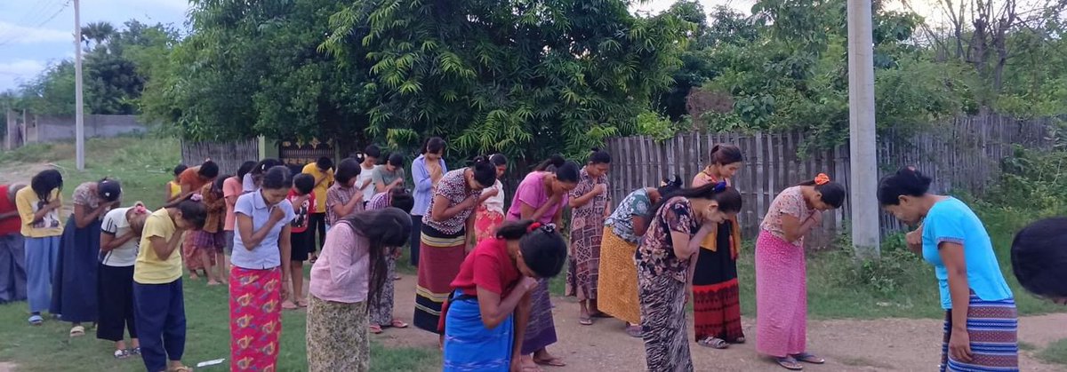 KYITHAR95368969's tweet photo. Pro-democracy residents from a village of #Yinmarbin Twp, #Sagaing Region, joined demonstration to oppose the #MilitaryDictatorship on Aug25.

#AgainstConscriptionLaw 
#2024Aug25Coup                  
#WhatsHappeningInMyanmar https://t.co/0wqyhA5ERi
