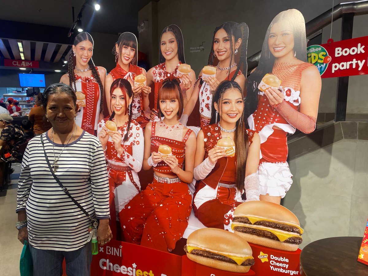 4jey10's tweet photo. Nakita ko si nanay nagpipicture mag-isa so sabi ko picture-an ko sya. Then nasa isip ko baka para sa apo niya pero nooooo.Bloom daw siya and Aiah bias nya 💕💕 Nakakatuwa lang kasi akala ko more on bata mga blooms.#BINI #StanBINI Kung kanino pong Lola to pwede Lola ko na din?Haha https://t.co/hCLehr8VRz