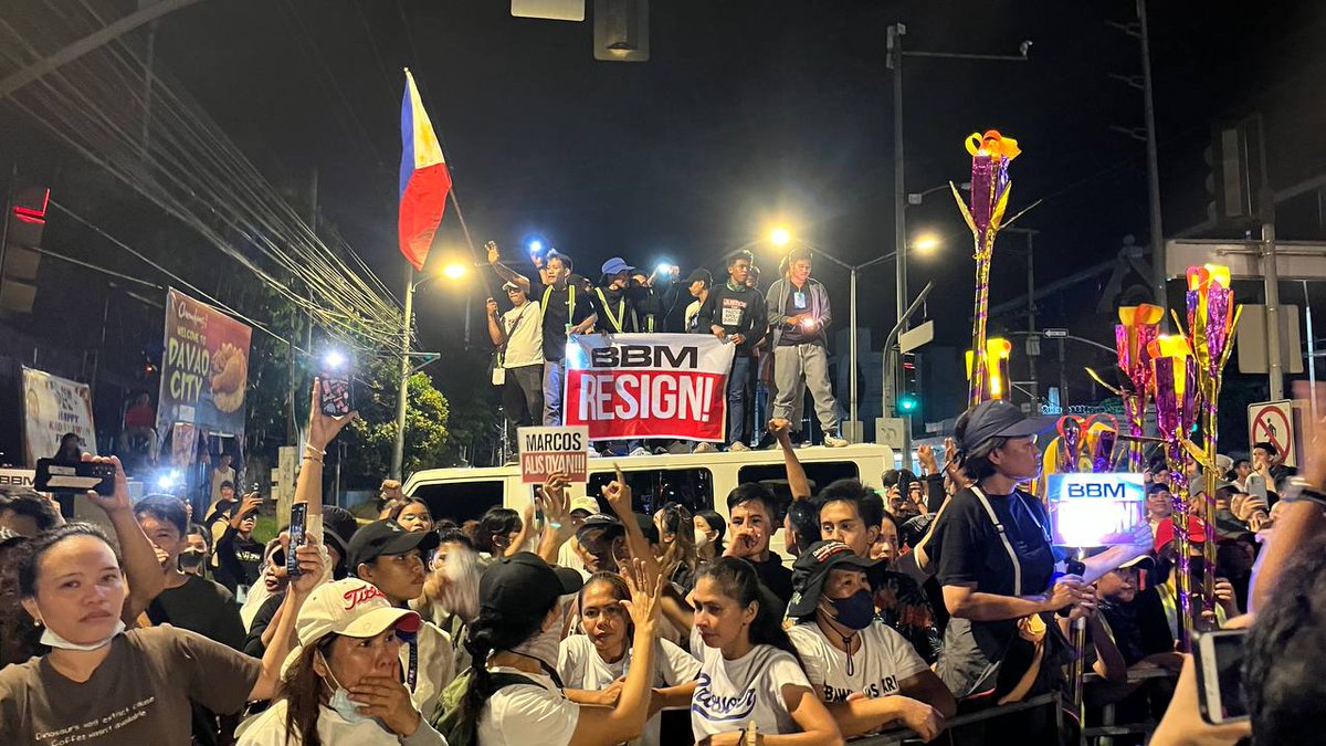 smninews's tweet photo. BBM RESIGN!

Hindi na mapigilan ang damdamin ng mga tao sa kanilang panagawan upang mag-resign si BBM. 

Binigyang-diin ng KOJC na bukas para sa lahat ng Pilipino na nais sumuporta sa protestang ito. 

#BBMRESIGN #HandsOffKOJC #PeoplePower https://t.co/4EV6vdrob1