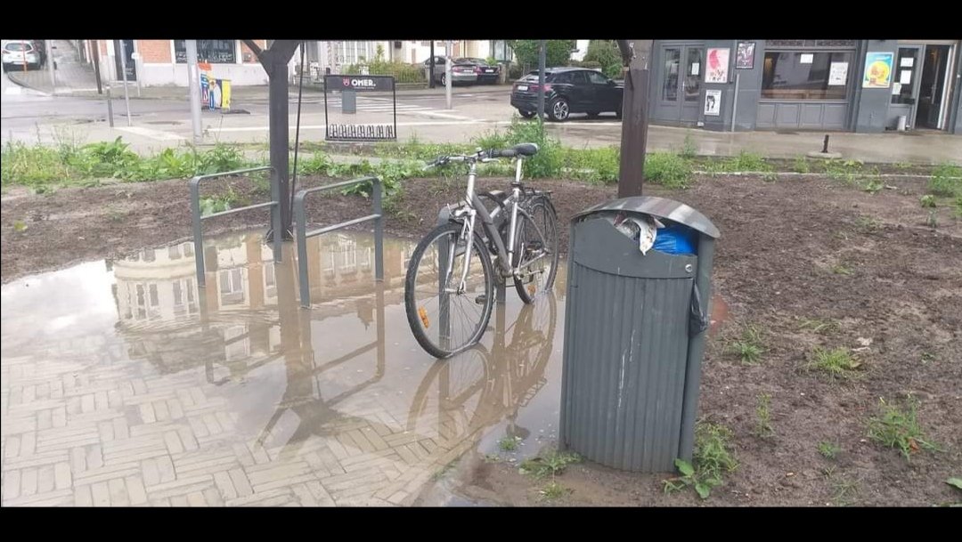 AILLEURS2507's tweet photo. Il n'y a pas à dire, les travaux de réaménagement de la voirie sont une réussite totale. 🤬 Toutes nos félicitations à @Ecolo, @groen et aux maîtres d'ouvrage
Ici la place Keym nouvellement rénovée... Des pros ! https://t.co/LeZu0vOhyZ