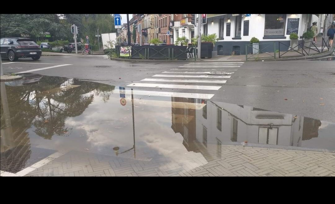 AILLEURS2507's tweet photo. Il n'y a pas à dire, les travaux de réaménagement de la voirie sont une réussite totale. 🤬 Toutes nos félicitations à @Ecolo, @groen et aux maîtres d'ouvrage
Ici la place Keym nouvellement rénovée... Des pros ! https://t.co/LeZu0vOhyZ
