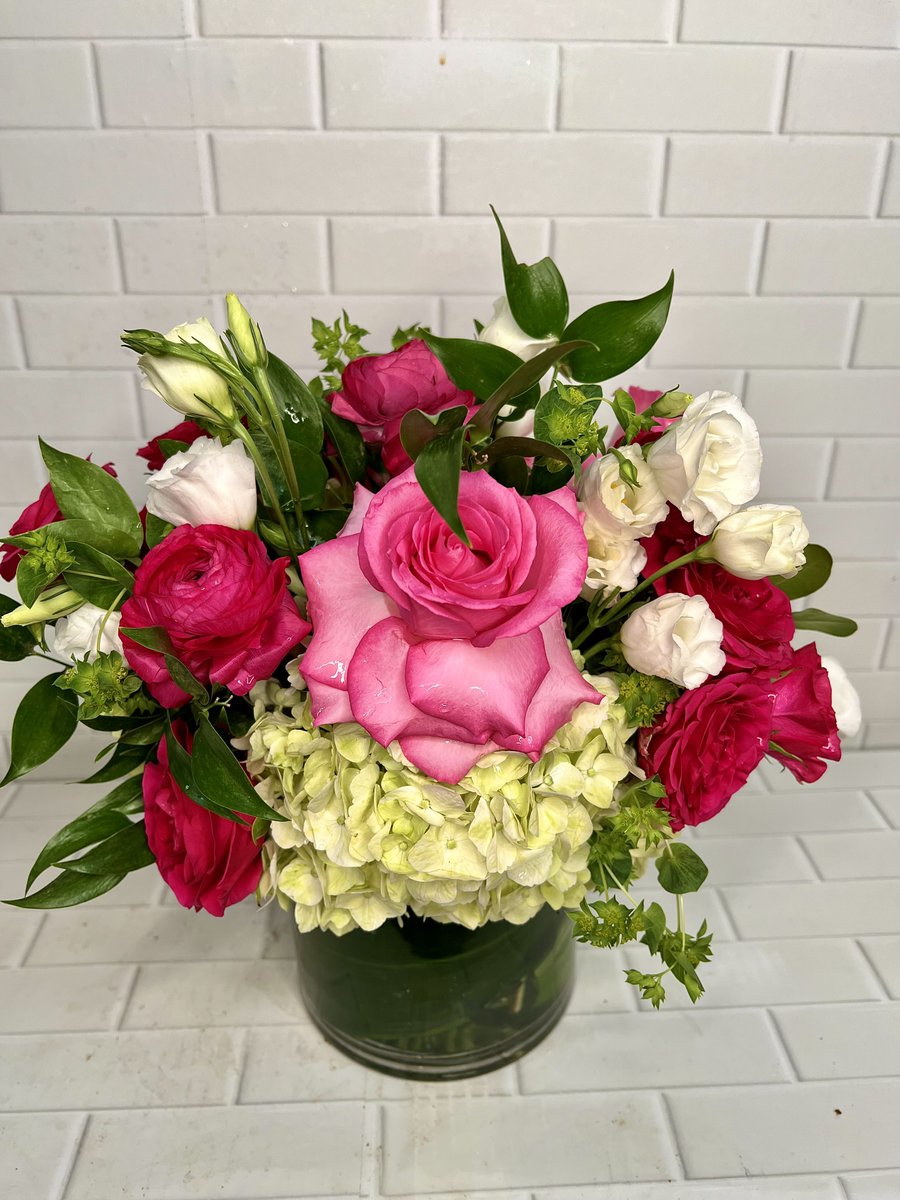 BayviewFlorist's tweet photo. "In August, the summer stillness seems infinite; the days are long, and the nights are made for dreams."⁣⁣⁣
⁣⁣⁣
—Winston Graham https://t.co/7pw4zEOzC9