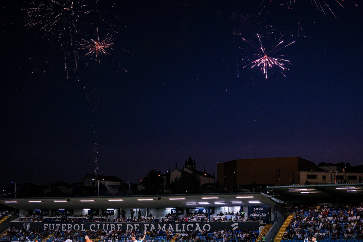 FCF1931_Oficial's tweet photo. ๐ฏ ๐ฒ๐บ ๐ฏ ๐ฝ๐ฎ๐ฟ๐ฎ ๐ฐ๐ฒ๐น๐ฒ๐ฏ๐ฟ๐ฎ๐ฟ ๐ผ๐ ๐ต๐ฏ ๐ฅ
A prenda que tanto desejรกvamos para comemorar o 93.ยบ aniversรกrio ๐
โช๐ต #TalentoeMentalidade #amordeperdicao #LigaPortugal #DiadoVilaNova #FCFBFC https://t.co/Y0Y6Ni1F97