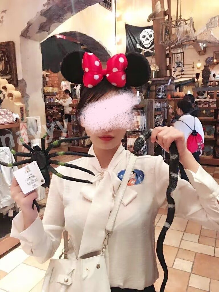 她毕业后不久，就偶尔接触到了私房模特这种事...

在场地挑到泳衣的时候，她手都在抖，心在狂跳，暗暗吐槽，这跟没穿有什么区别？

换上衣服后，她羞耻的不敢抬头看镜中的自己，拿着手机，她开始了...

一张张照片不断刷新相册，她逐渐想起推特上的女菩萨，下面越来越湿润了..

下一条限时泳衣照 https://t.co/oDZtSkQ8lo
