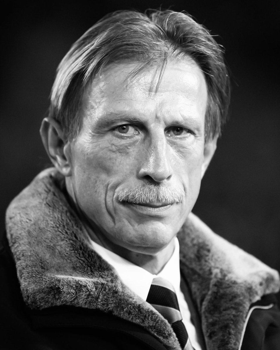 werderbremen's tweet photo. Der SV Werder Bremen trauert um Christoph Daum, der am Samstag infolge seiner schweren Krebserkrankung verstorben ist. 🕯️

Unser Mitgefühl gilt seiner Familie und seinen Angehörigen. 

#Werder | #Daum https://t.co/tXVLECWfCl
