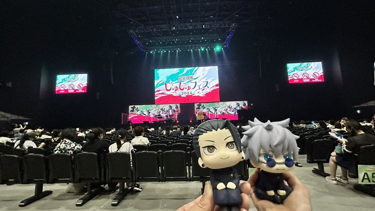 ge10_5jo's tweet photo. 昼の部参戦してきました！
じゅじゅフェス初参戦でAブロックは良い引きでした🥳
ある場面の導入が凝っていてそのまま没入して観ていたらもう涙止まらなかったし最後は怒涛の情報量、急いで帰って夜は配信で楽しみます🥰

ペンライトはあった方が絶対良いよ！ https://t.co/WHGosxwHY2