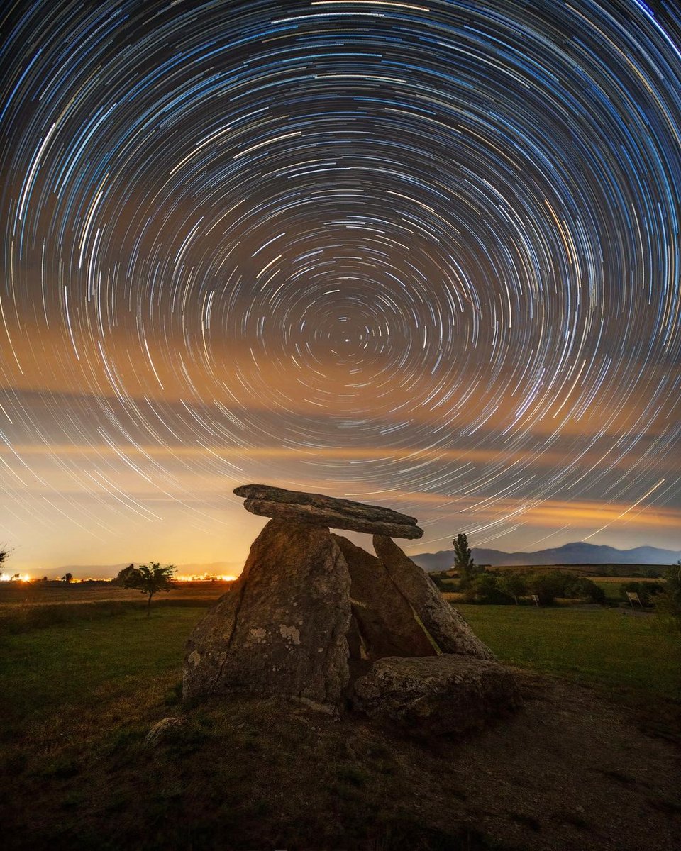 El dolmen de Sorginetxe, es una maravilla prehistórica que data aproximadamente del año 3.000 a.C 🔙

Sorginetxe trikuharria, historiaurreko mirari bat da 🗿, K.a. 3000. urtekoa gutxi gorabehera 🔙

📍<a href="/Lautur1/">ArabakoLautada</a>

📸 jorgereyazabal
