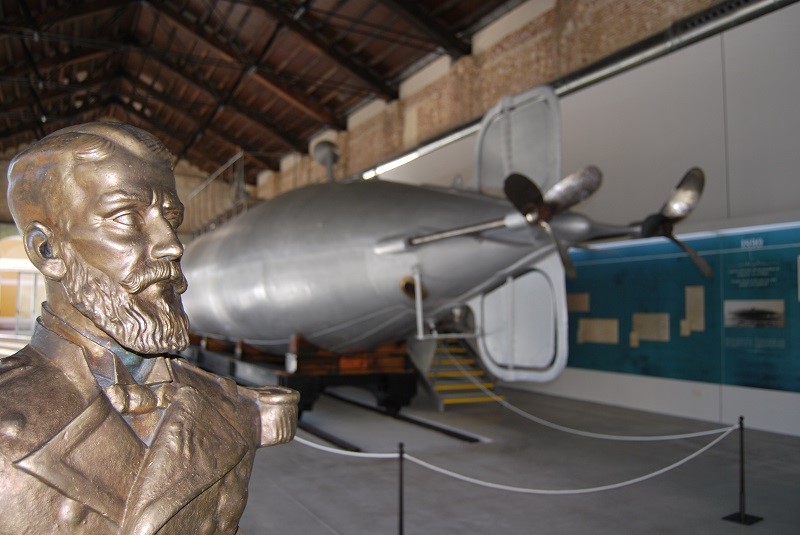 Museo_Naval's tweet photo. Hay museos y museos... por eso hoy os recomendamos visitar el #MuseoNavalCartagena, un espacio que conserva una colección compuesta por más de 3000 fondos vinculados a diferentes campos y disciplinas de la historia naval.

Y por supuesto entre ellas el submarino Peral. https://t.co/jOSG4Wmfrn