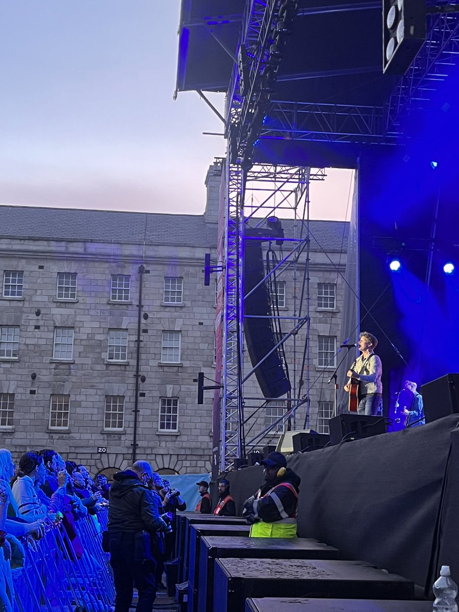 Night 2 ✅
<a href="/JamesBlunt/">James Blunt</a> 
#WiderThanPictures 

<a href="/singularartists/">Singular Artists</a>