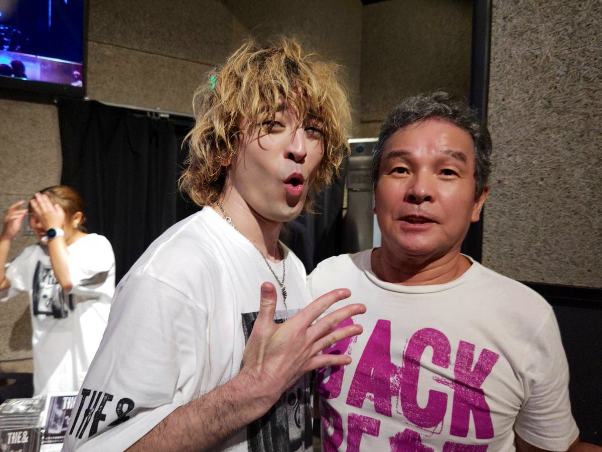 juonguitar's tweet image. 舞台「BACKBEAT」でご一緒させて頂いた
オレ達の憧れの大先輩、尾藤イサオさんがLIVEに来て下さいました！！

尾藤さんに自分の音楽を聴いて貰えた人生になれて光栄です。

#juon #尾藤イサオ #backbeat #舞台