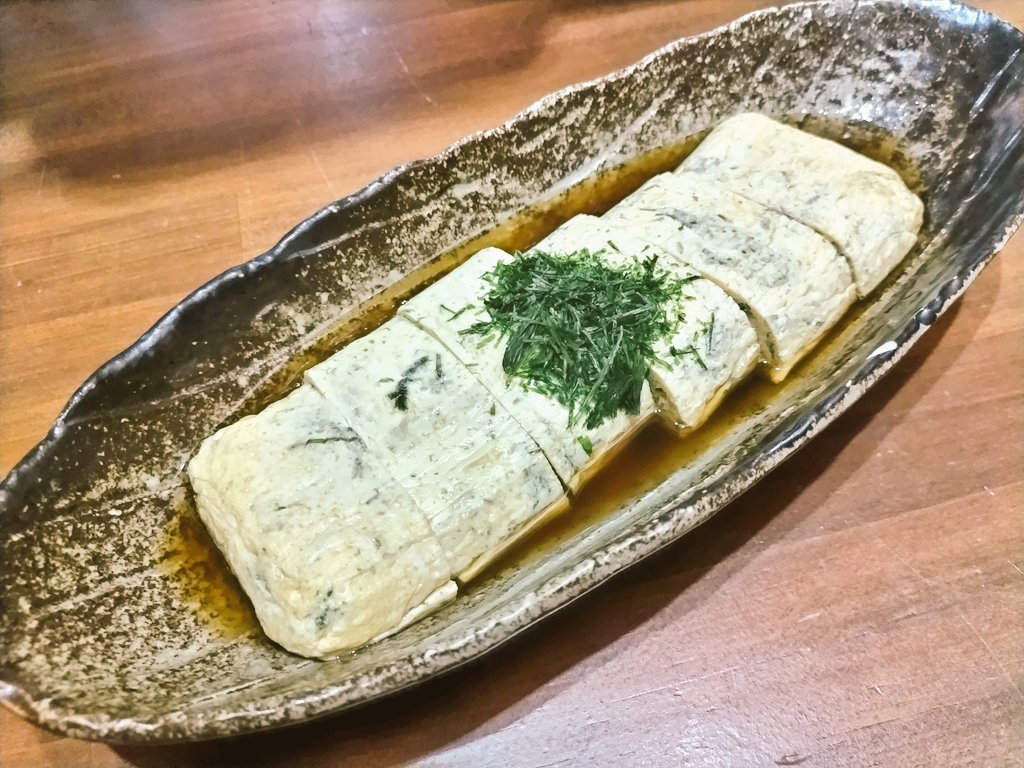 tosashimizulove's tweet photo. こんばんはっ
土佐清水ワールド三宮磯上通店ですっ🐟️
本日も暑いですね☀
台風が恐いですが、皆様がお住みの地域は大丈夫ですか？🥲
お仕事や各店舗にお越しの際はお気を付けて…💦

写真はあおさ入り出汁巻き玉子です🥚
人気商品プレーンの出汁巻きの永遠のライバルです💪 https://t.co/HVEj7G6Tg0