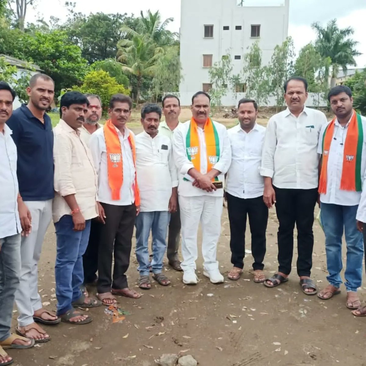 BanalaBjp's tweet photo. గాంధారి మండల కేంద్రంలో భారతీయ జనతా పార్టీ మండల శాఖ ఆధ్వర్యంలో సభ్యత్వ నమోదు కార్యక్రమం నిర్వహించడం జరిగింది.

 ఈ కార్యక్రమానికి ముఖ్య అతిథిగా హాజరైనరాష్ట్ర కార్యవర్గ సభ్యులు బాణాల లక్ష్మారెడ్డి గారు కార్యకర్తలకు దిశానిర్దేశం చేశారు.
@BJP4Telangana https://t.co/hjr2cL6GsL