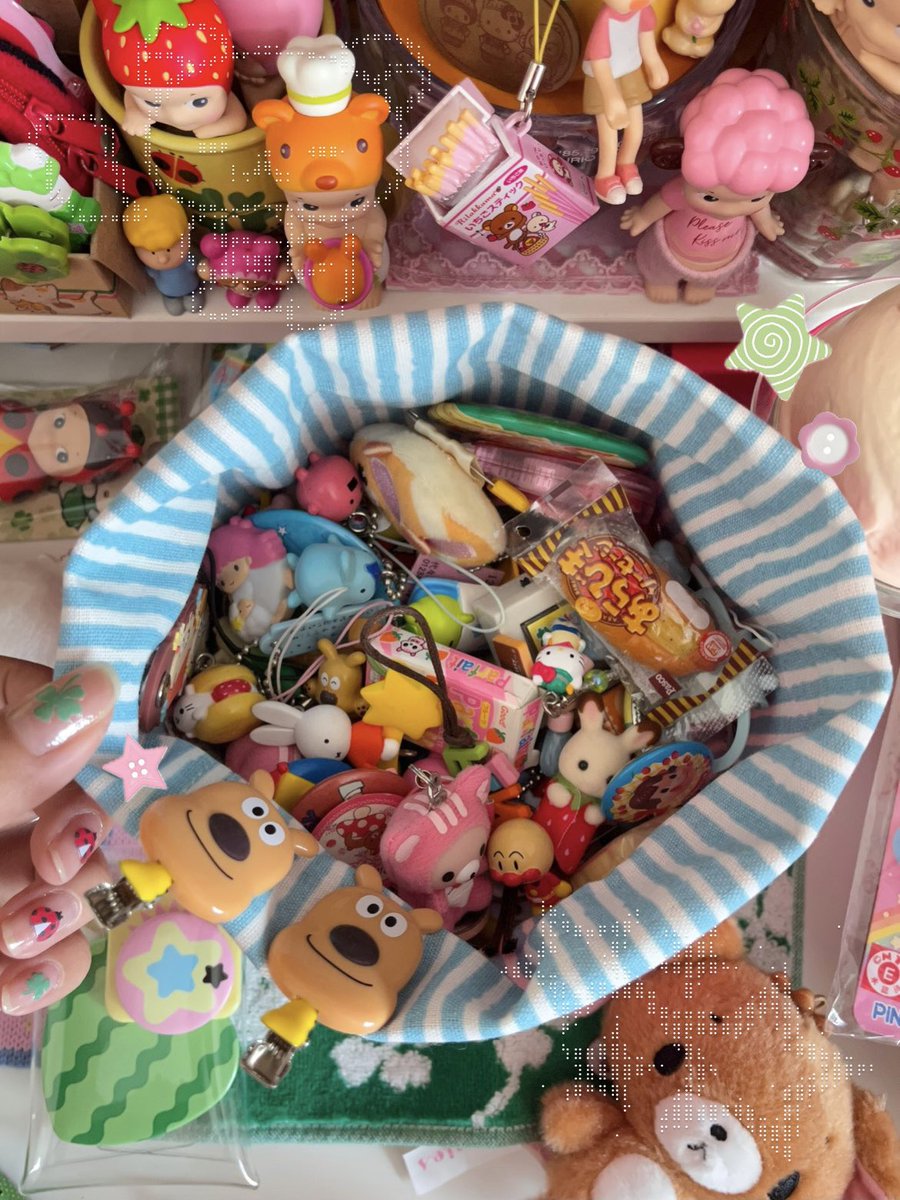 brookien0v's tweet photo. my trinkets bag 🍥🏡👕🍓⭐️ https://t.co/XOhLKHh0P4