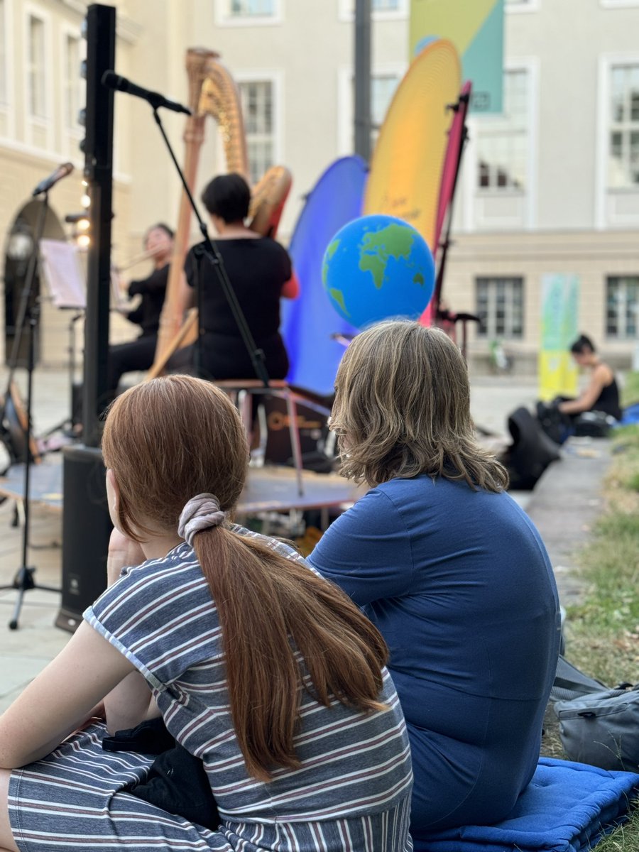 BerlinPhil's tweet photo. Der perfekte laue Sommerabend, gestern bei der @LNDMberlin im #PalaisPopulaire – mit Musik und Poetry Slam auf unserer #VeloStage. 🎶🌇✨
Unser Partner @DeutscheBank #SharingMusic #ArtsCultureSports https://t.co/iM0RHLBKMq