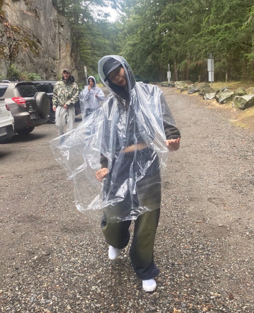 BuildOneMirai's tweet image. Walking in the park with many trees around feels refreshing, comfortable, and very enjoyable. It's amazing.
주변에 많은 나무가 있는 공원을 걷는 것은 상쾌하고 편안하며 매우 즐겁습니다. 정말 멋져요.

#JENNIE