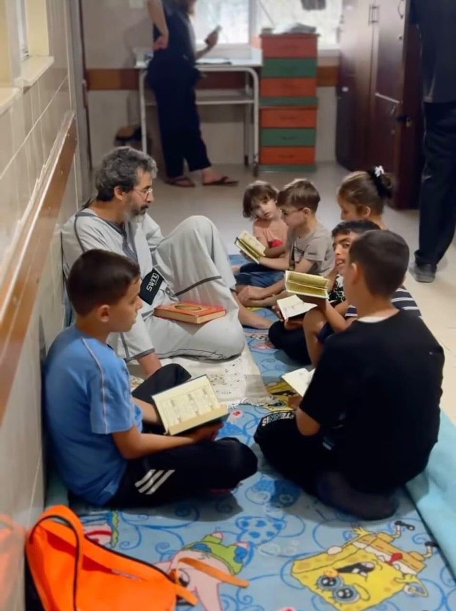 yousefaldomouky's tweet image. هل تذكرون الدكتور يوسف؟ 
ذلك البروفيسور جرّاح الأطفال المغربي الذي سبق وحكيت عنه، الأستاذ الاستشاري، الذي تحايل كثيرًا من أجل الدخول لغزة، ولم يفوت عدوانا سابقا إلا ودخل خلاله مع الوفود الطبية، حتى نجح هذه المرة أخيرا في دخول غزة بالشهر الثامن للعدوان.

ولم يكتفِ بذلك بل تحايل…