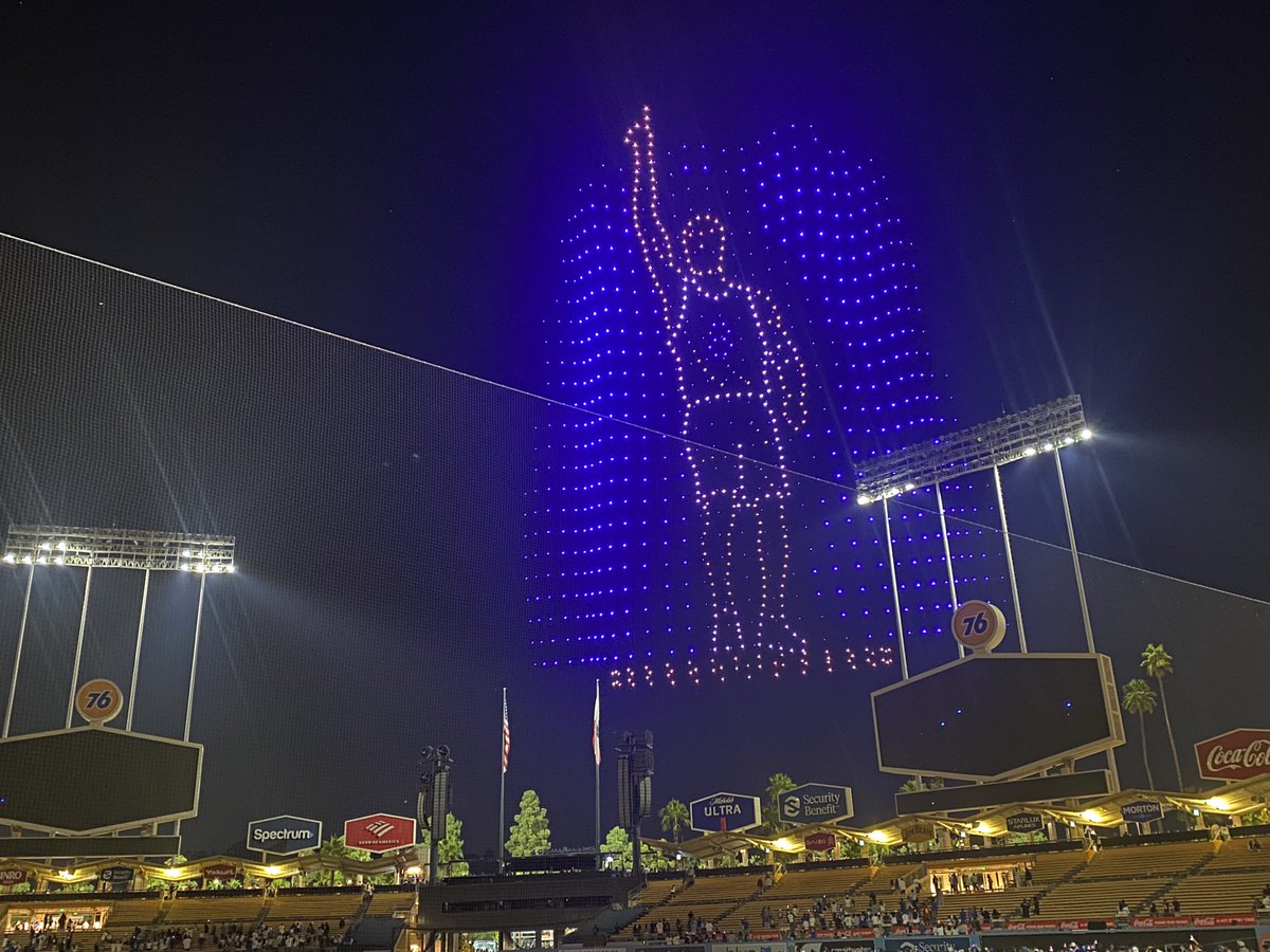 10Takes's tweet photo. Mamba salute! On 8/24 day itβs all about #8 and #24 Kobe Bryant. The LA icon receives tributes from Laker nation for his impact on So Cal βοΈ and the NBA.π
#Hoopshero https://t.co/aFnyqZv9Dw