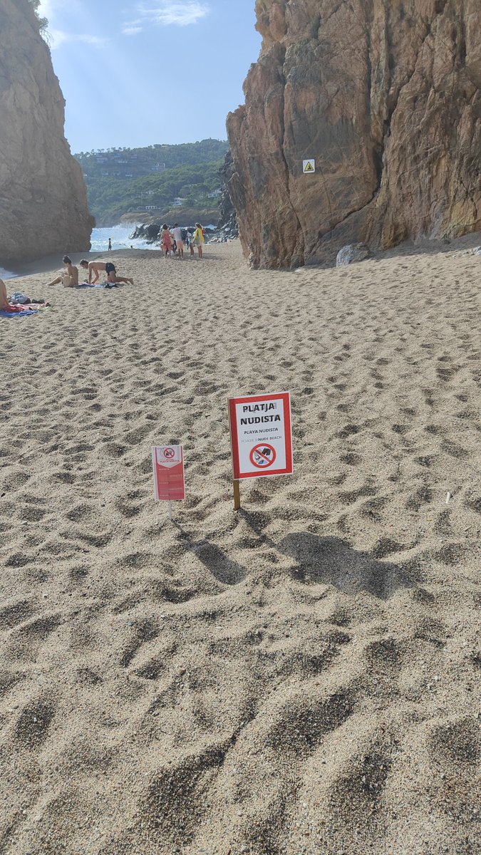 Algun activista ens ha obsequiat amb un increment de senyalització. A veure si aconseguim fer-nos respectar