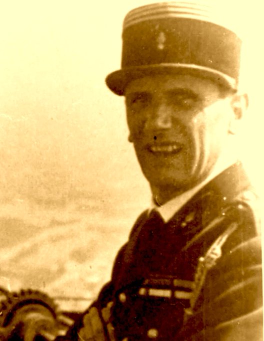 Le capitaine des pompiers l'a juré : c'est lui qui le remettra. Car en 1940, c'est lui qui,en pleurs, avait dû le retirer. Ce 25 août 1944,après la Résistance et la prison, il s'en va malgré les tirs refaire flotter le drapeau tricolore en haut de la Tour Eiffel. Lucien Sarniguet