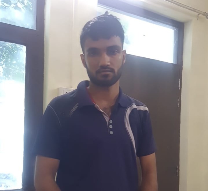 SURAJNARAYANPAN's tweet image. कानपुर:_ up पुलिस कांस्टेबल परीक्षा में पकड़ा गया मुन्ना भाई

सुभाष इंटर कॉलेज में प्रवेश पत्र और आधार कार्ड में लगी फोटो में भिन्नता मिलने पर पकड़ा गया मुन्ना भाई

रामदीन बनकर नरेंद्र नाम का राजस्थान निवासी देने आया था परीक्षा पास करने के लिए 5 लाख रु

किदवई नगर थाना का मामला