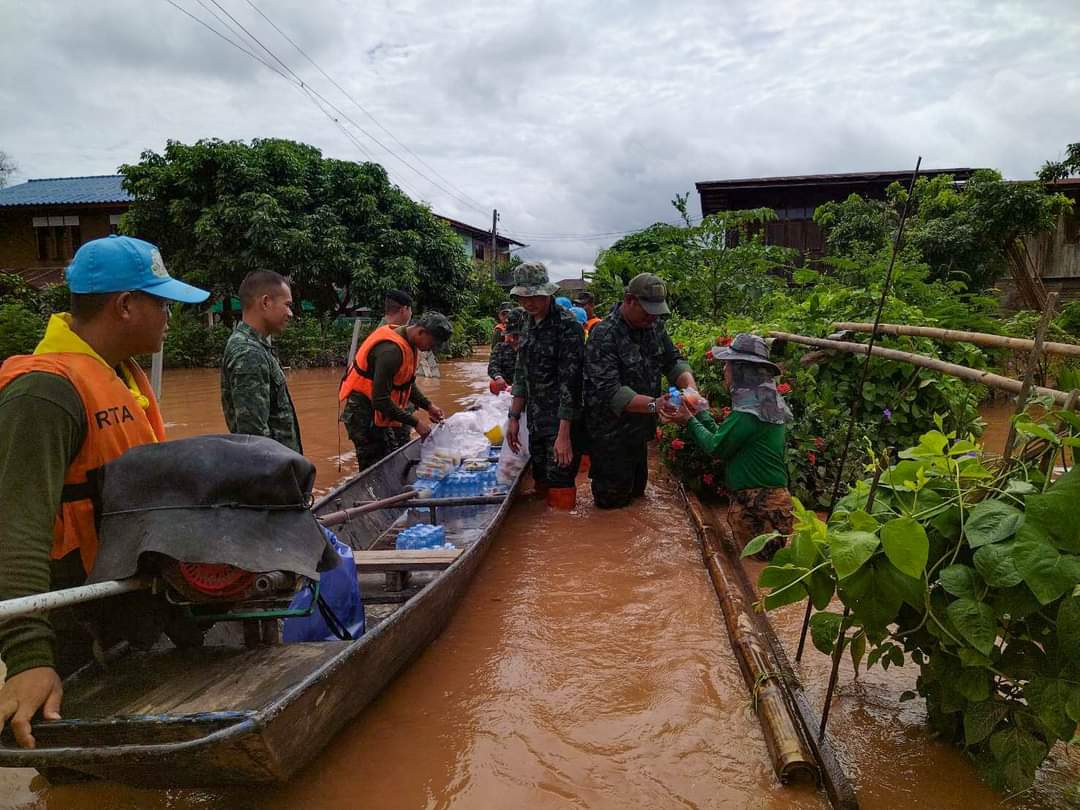 armypr_news's tweet photo. 🇹🇭⛈️"จัดกำลังพลและยุทโธปกรณ์ช่วยเหลือปร���ชาชนผู้ประสบอุทกภัยในพื้นที่ #น่าน " ☔🪖

#กองพลทหารม้าที่1 โดย #กองพันทหารม้าที่15กรมทหารม้าที่2 จัดชุดปฏิบัติการกิจการพลเรือนกองพันประจำอำเภอ พร้อมด้วยกำลังพล ชุดปฏิบัติการบรรเทาสาธารณภัย ลงพื้นที่บ.ดอนไชย ต.กลางเวียง อ.เวียงสา จ.น่าน เพื่อให้การช่วยเหลือประชาชนในการแจกจ่ายอาหารและน้ำดื่มให้กับประชาชนผู้ประสบอุทกภัย 

#RTA #กองทัพบก
#กองทัพภาคที่3
#อุทกภัยภาคเหนือ