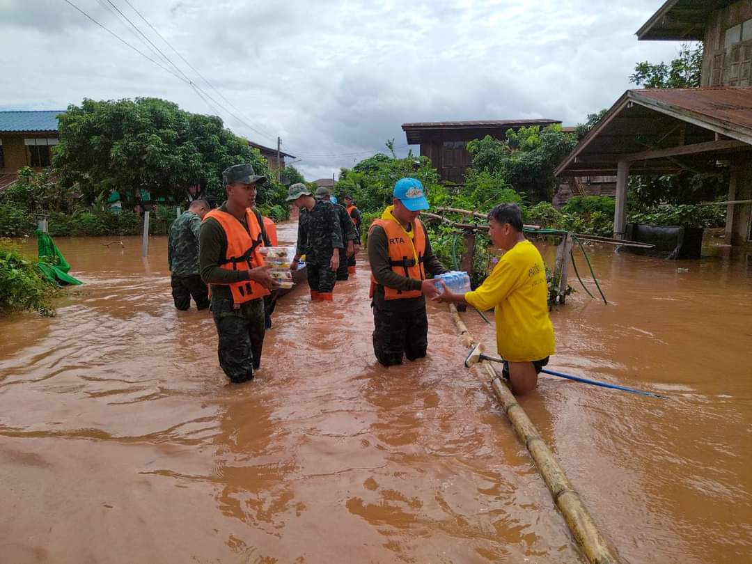 armypr_news's tweet photo. 🇹🇭⛈️"จัดกำลังพลและยุทโธปกรณ์ช่วยเหลือปร���ชาชนผู้ประสบอุทกภัยในพื้นที่ #น่าน " ☔🪖

#กองพลทหารม้าที่1 โดย #กองพันทหารม้าที่15กรมทหารม้าที่2 จัดชุดปฏิบัติการกิจการพลเรือนกองพันประจำอำเภอ พร้อมด้วยกำลังพล ชุดปฏิบัติการบรรเทาสาธารณภัย ลงพื้นที่บ.ดอนไชย ต.กลางเวียง อ.เวียงสา จ.น่าน เพื่อให้การช่วยเหลือประชาชนในการแจกจ่ายอาหารและน้ำดื่มให้กับประชาชนผู้ประสบอุทกภัย 

#RTA #กองทัพบก
#กองทัพภาคที่3
#อุทกภัยภาคเหนือ