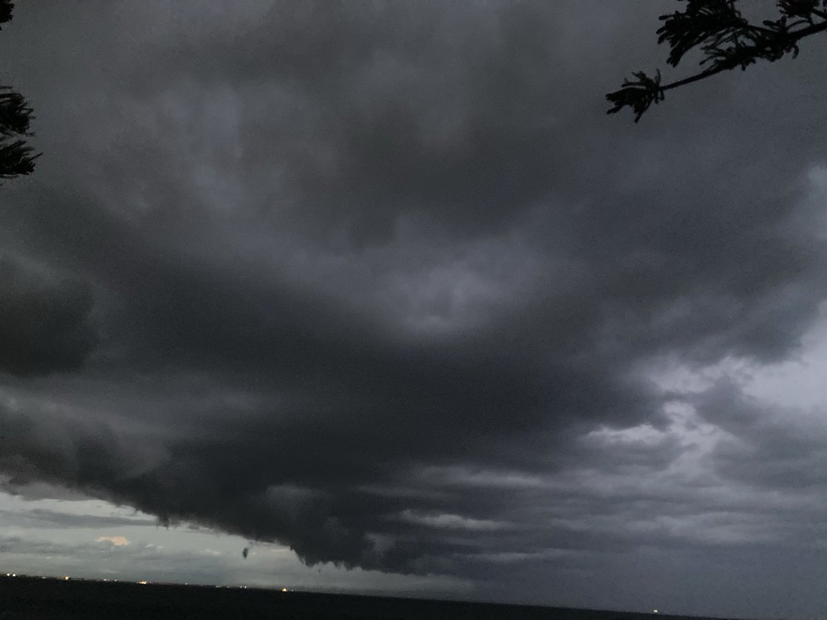mantis07's tweet image. Thunderstorms seen from Altona beach crossing Port Phillip Bay #melbourneweather